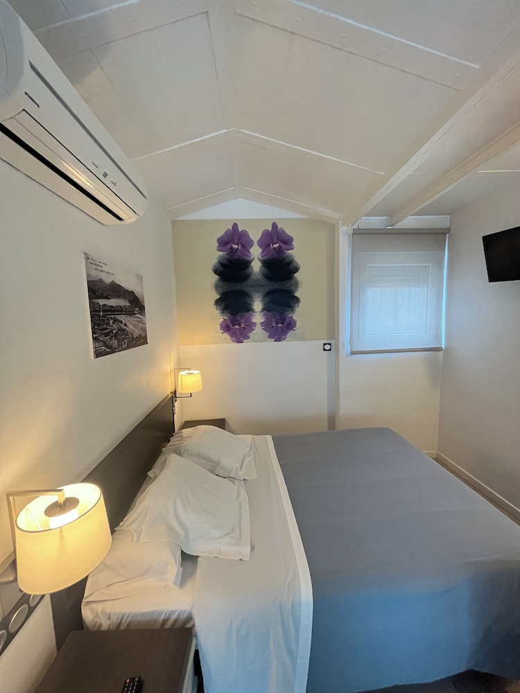 INTERIOR, STANDARD, DOUBLE BED
