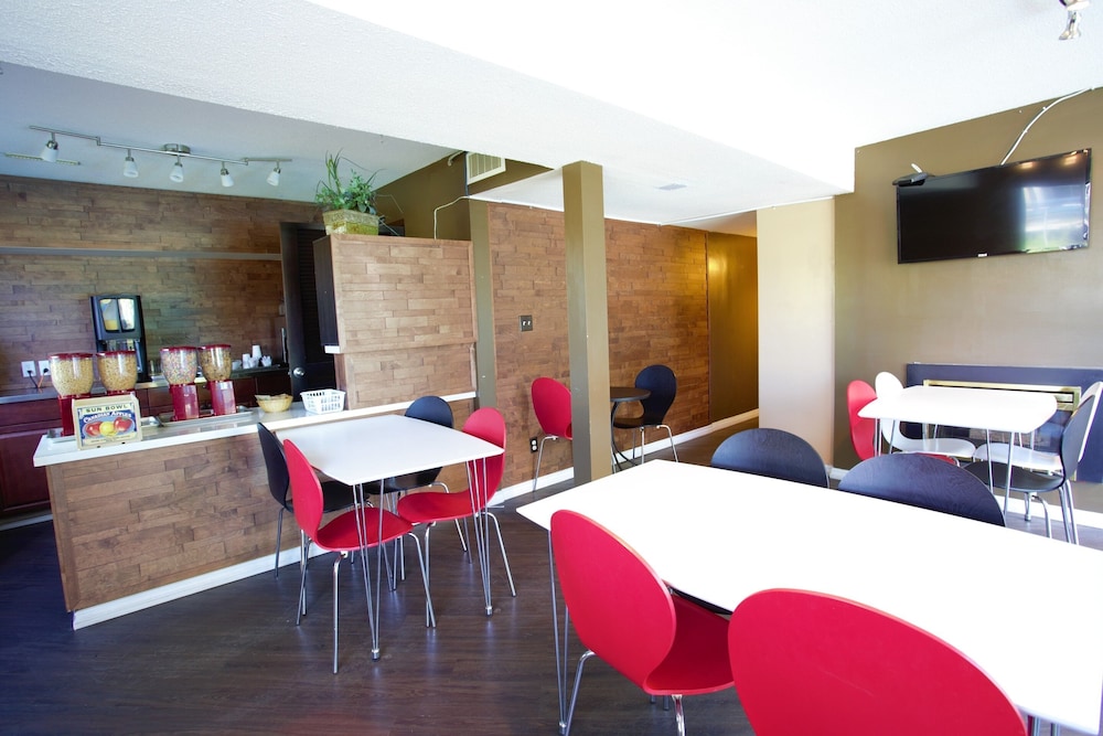 Recreation Inn & Suites 52/63