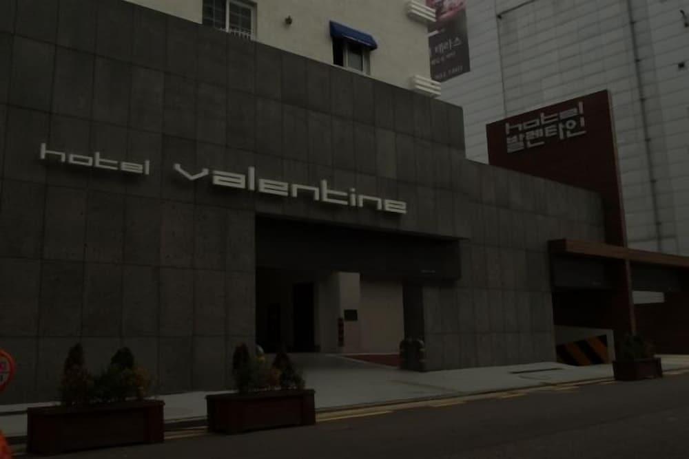 Valentine Hotel 8/34