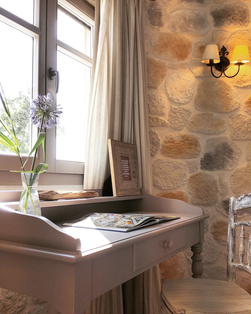Athina Studios & Suites 6/50