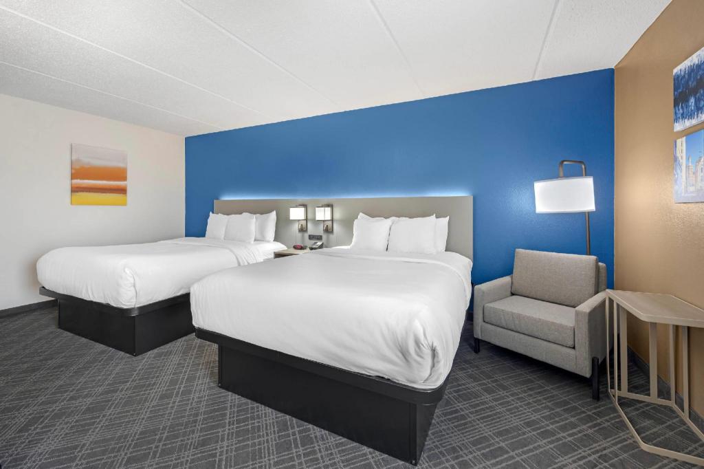 Efficiency, Suite, 3 Queen Beds