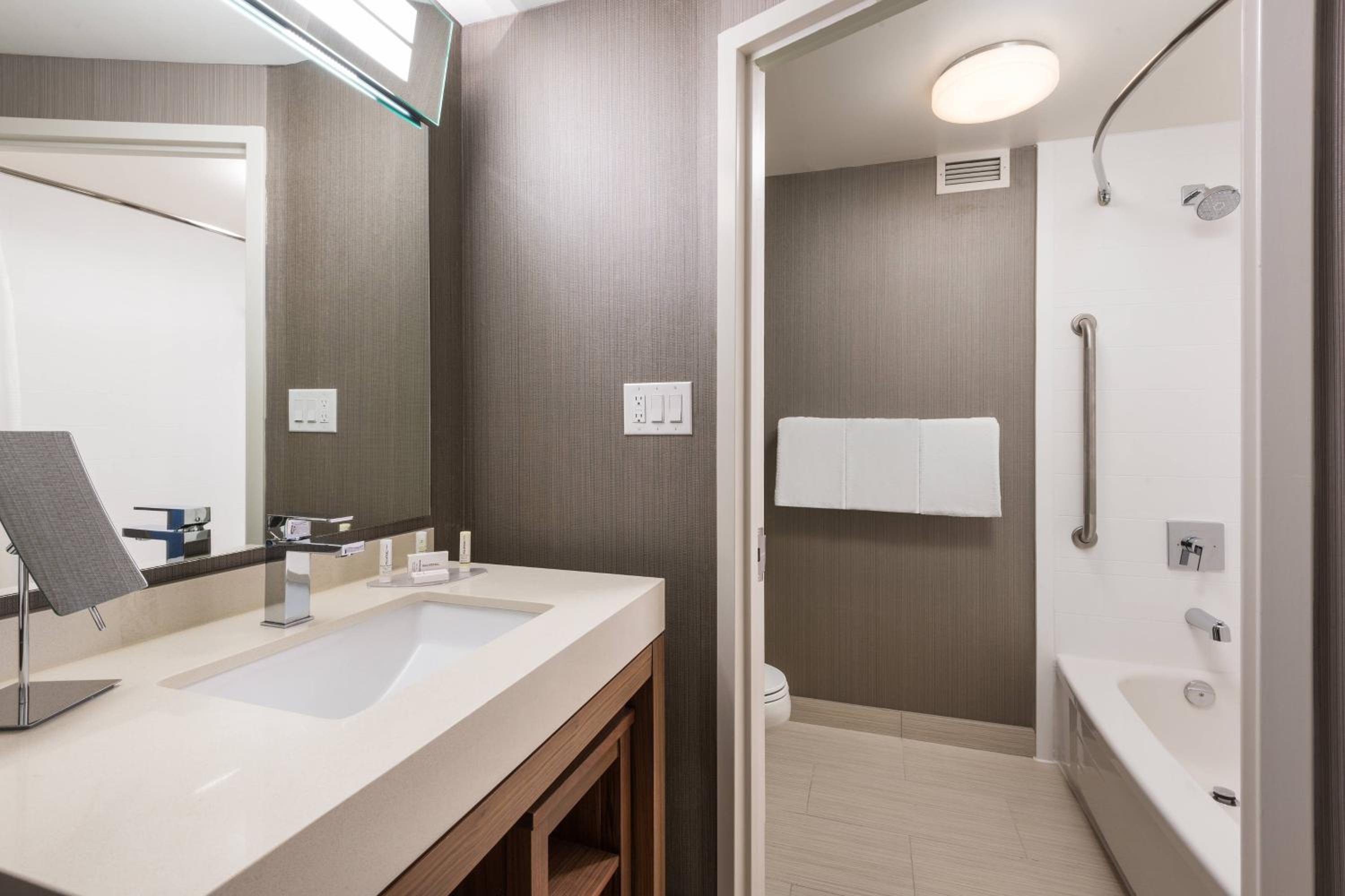 غرفة بسرير كينج وسريرين كوين، Courtyard By Marriott Toronto Vaughan 7/10