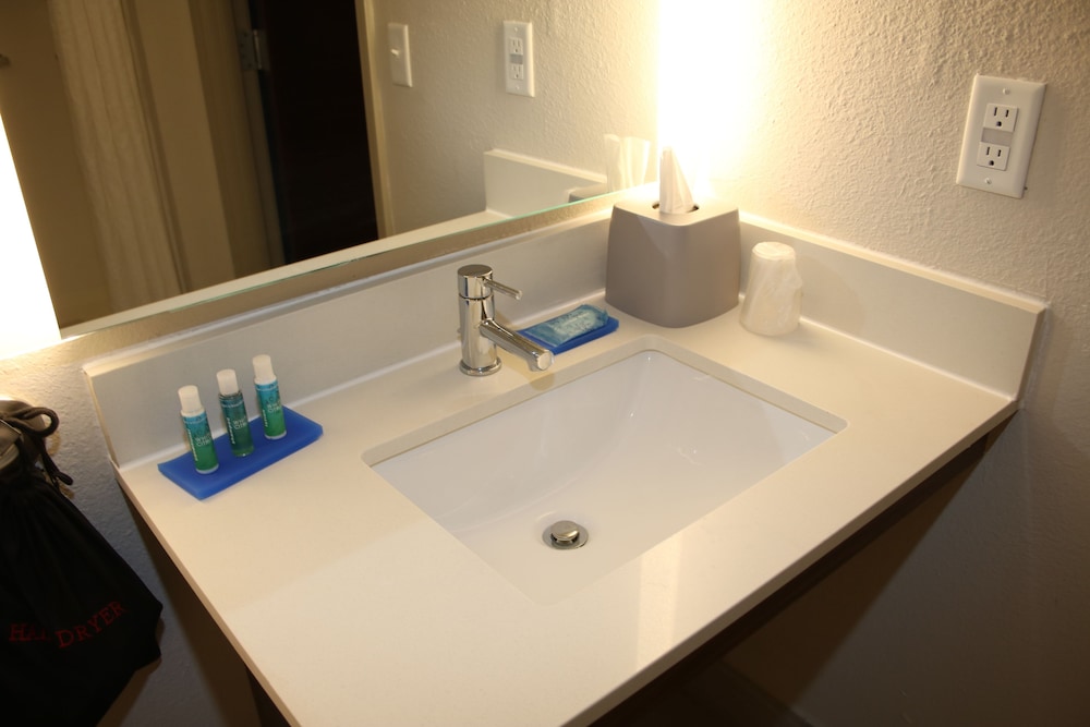 Holiday Inn Express Hotel And Suites Douglas 3/60