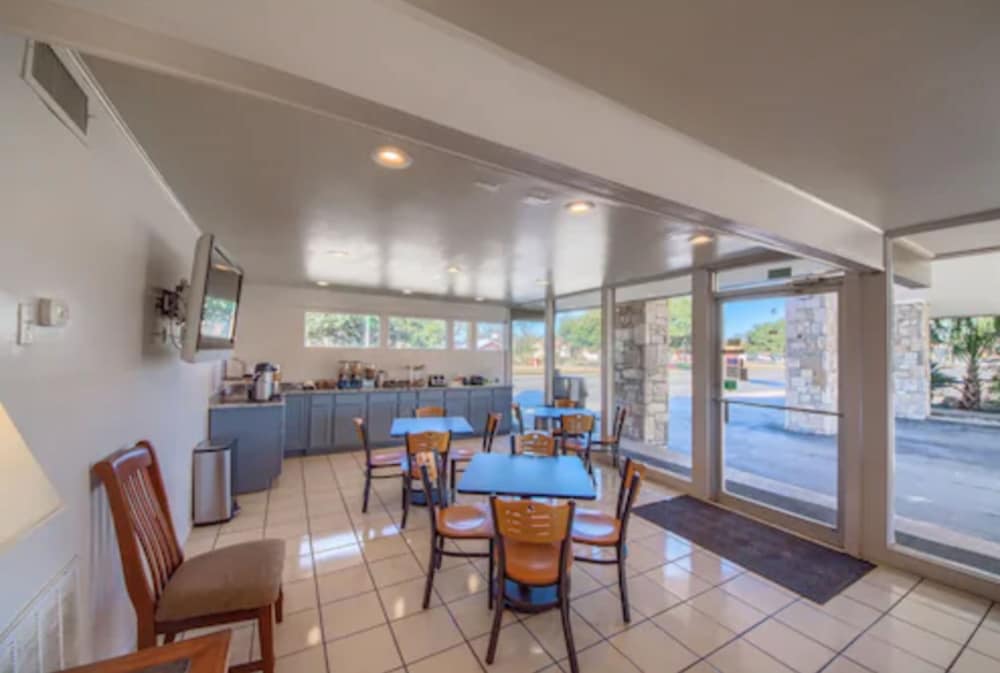Americas Best Value Inn Uvalde 24/31