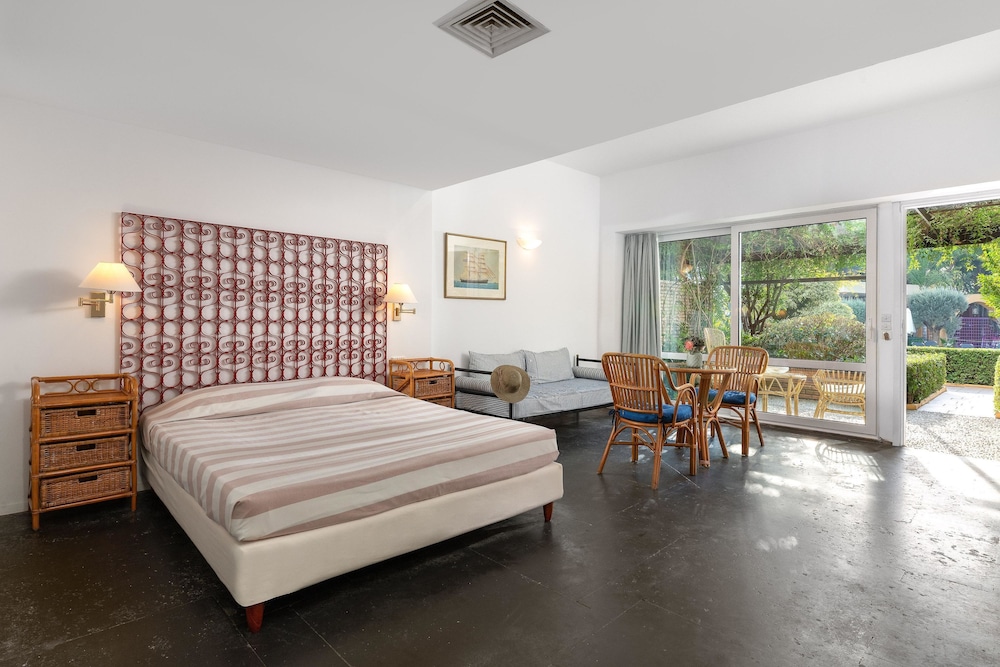Dionysos Hotel 27/76