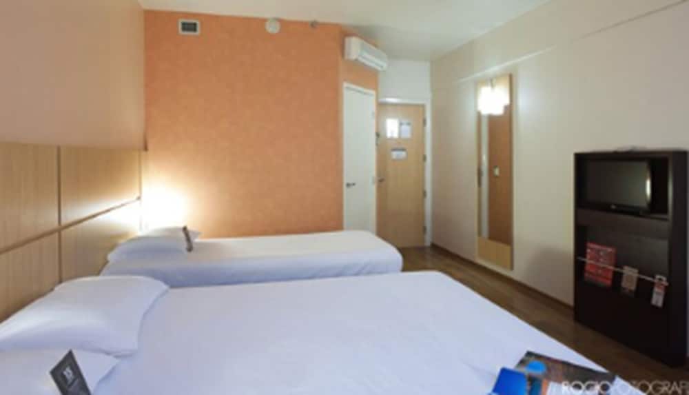 Ibis Uberlandia 12/56