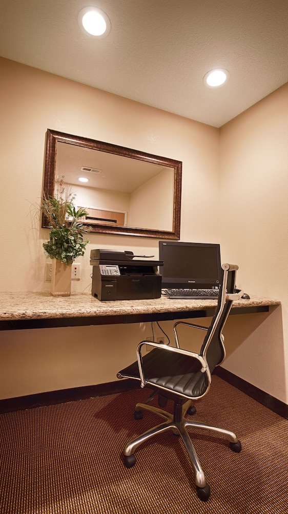 Best Western Plus Lonoke Hotel 32/32