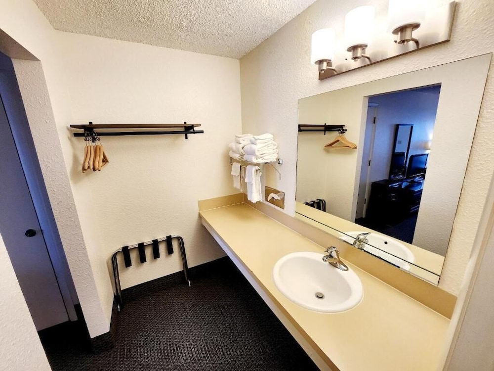 Budget Motel 49/49