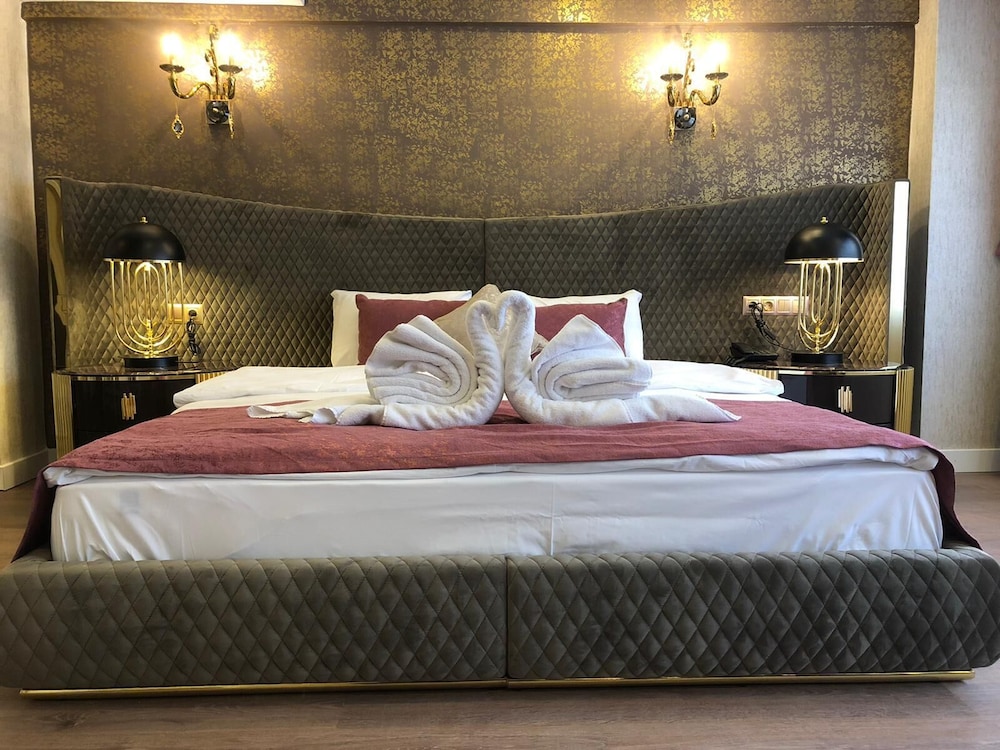 DELUXE, DOUBLE BED, CITY VIEW