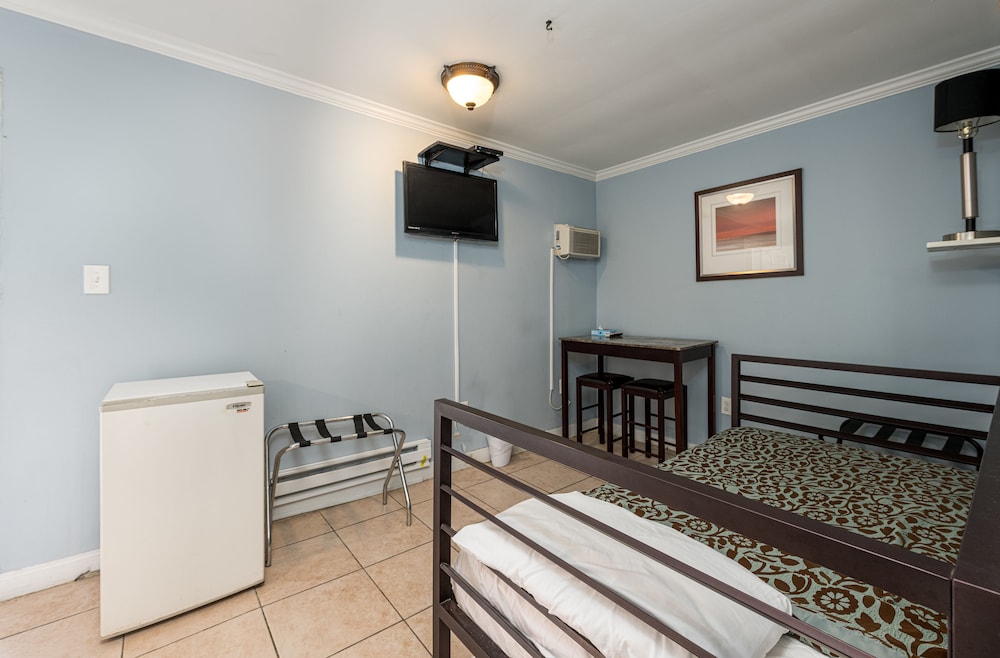 Boardwalk Hotel Charlee Beach House Rentals 23/50