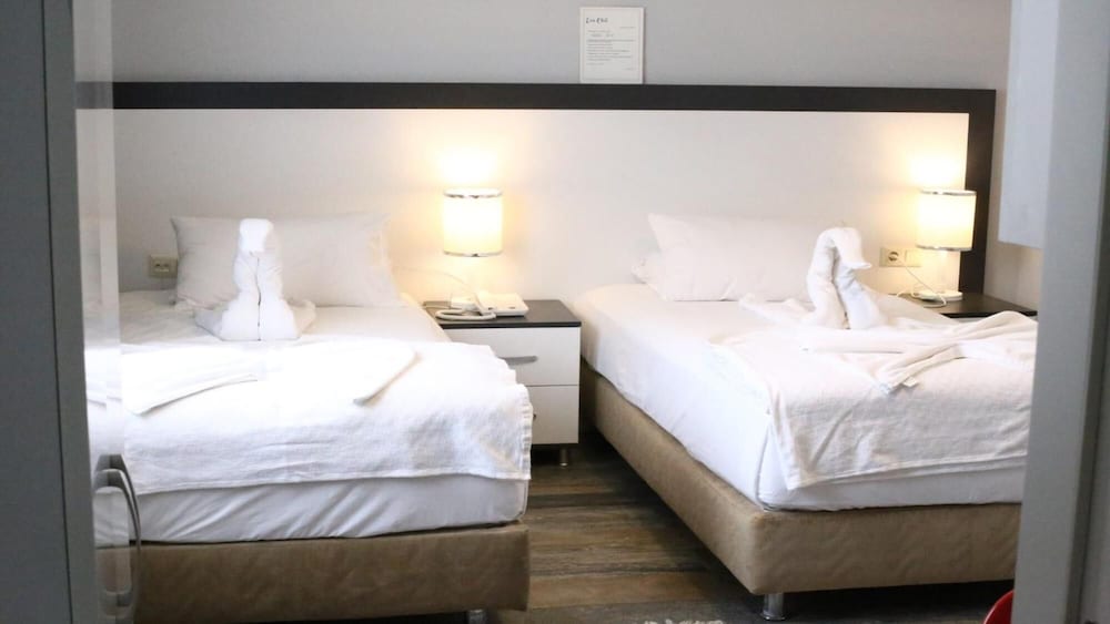 Eva Otel 27/50