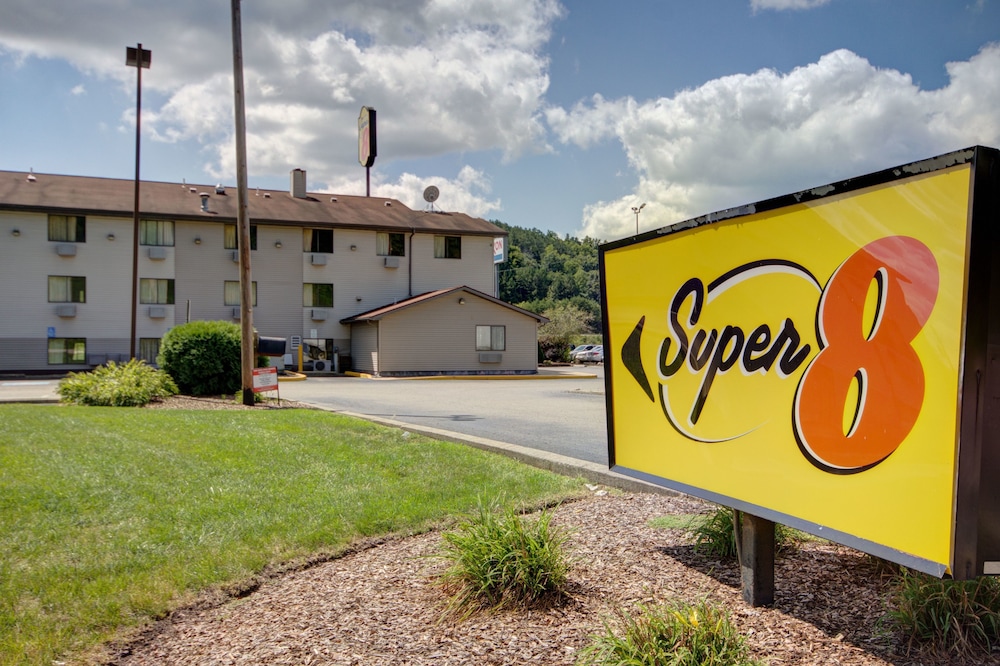 Super 8 by Wyndham Zanesville. 1/40
