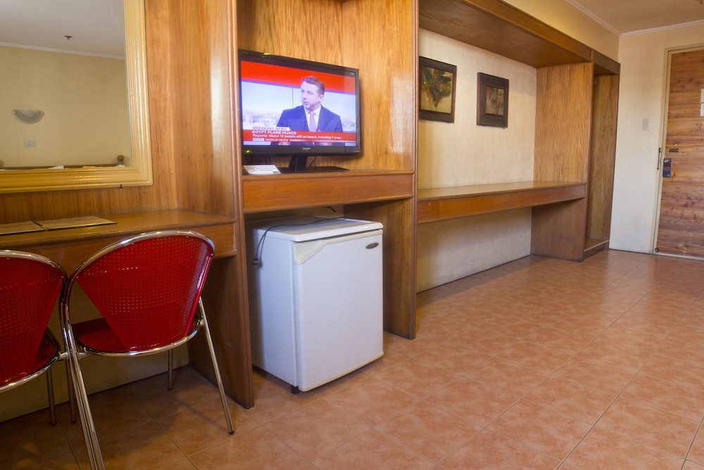 Nichols Airport Hotel 4/61