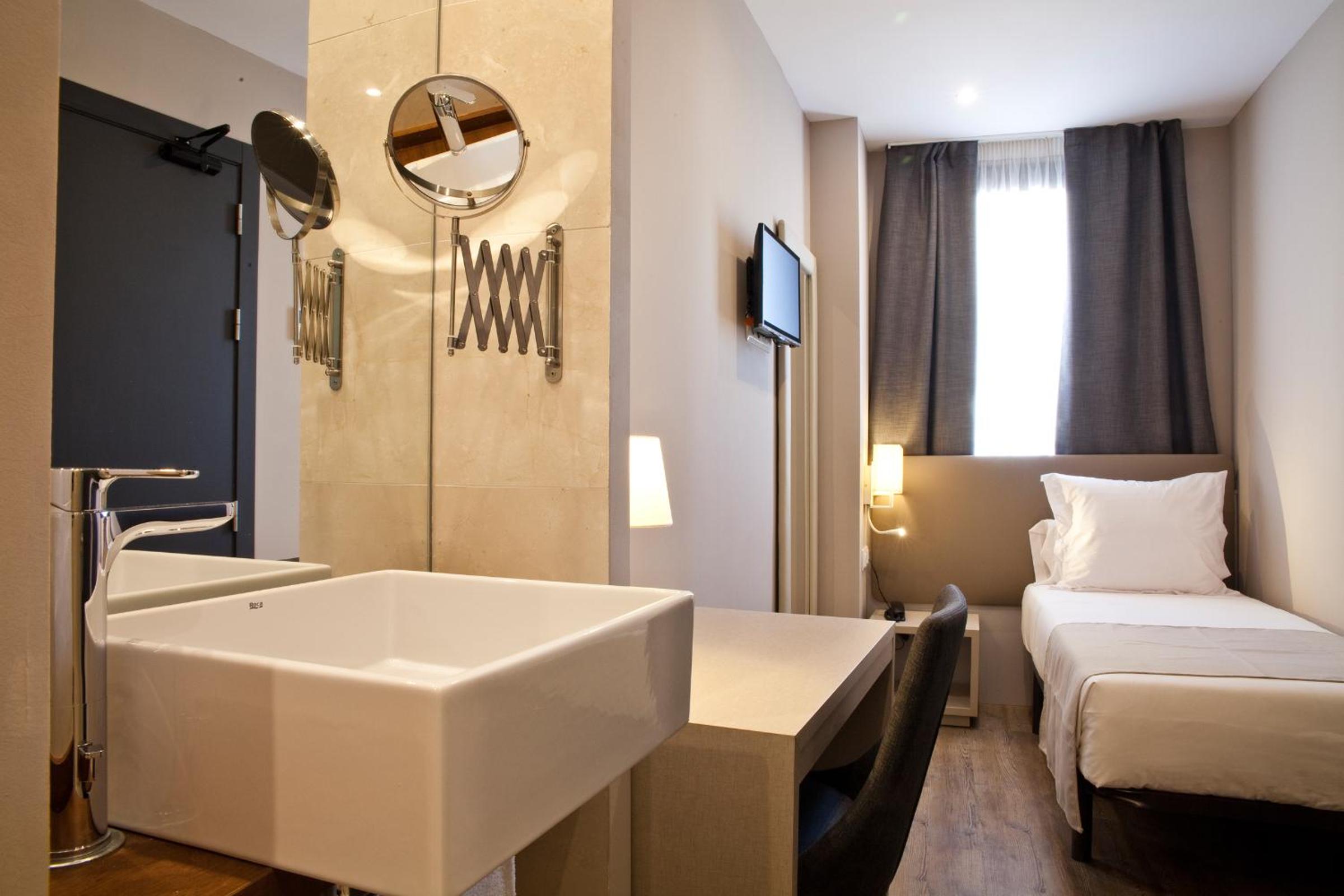 ROOM, SINGLE