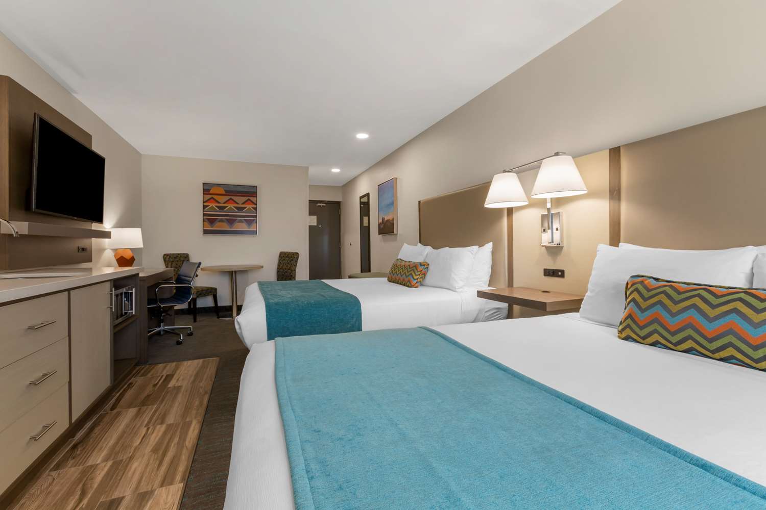 غرفة بسريرين كوين بمطبخ صغير، Best Western Plus Yuma Foothills Inn & Suites 2/3