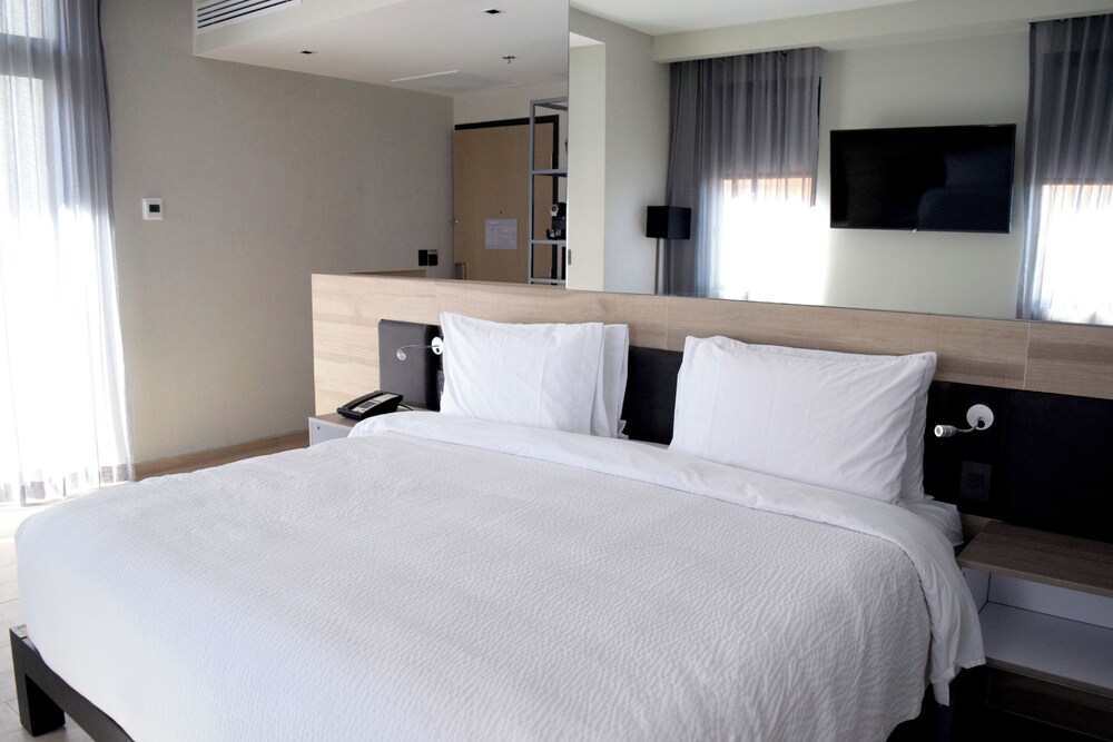 ROOM, KING BED, CITY VIEW