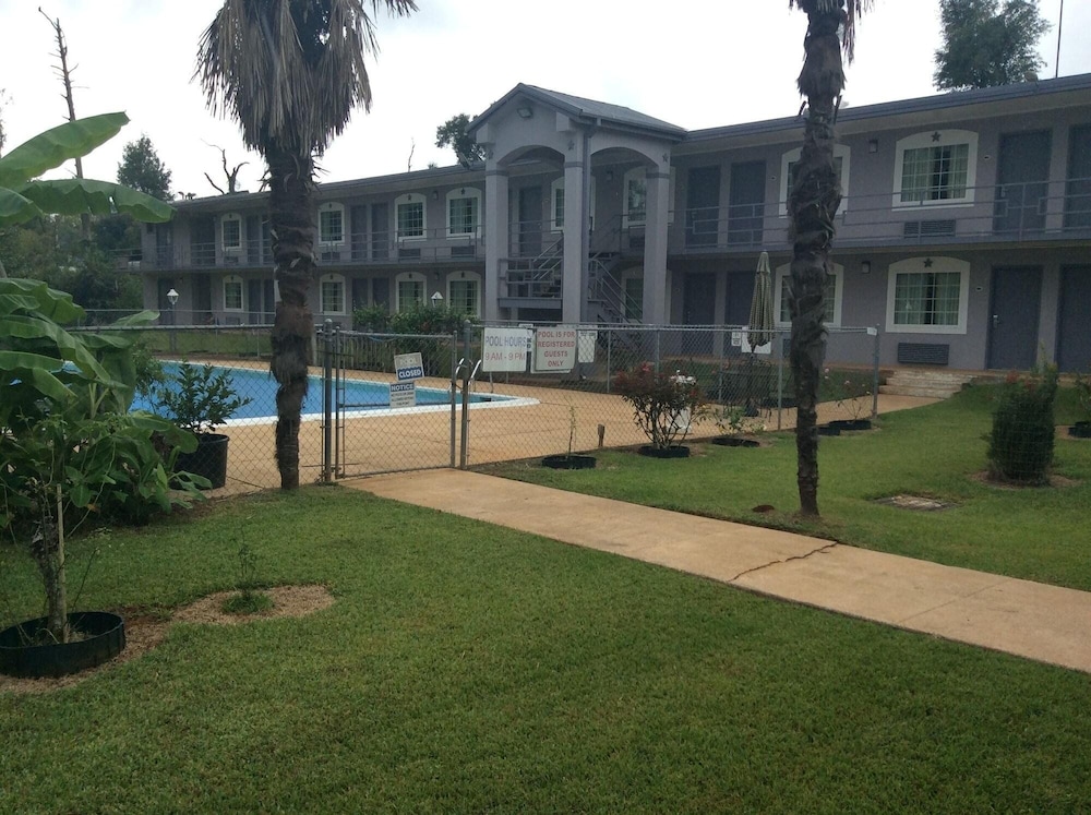 San Augustine Inn 31/33