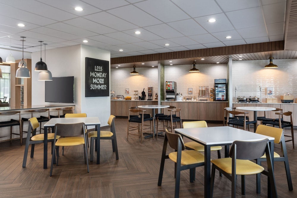 Fairfield Inn & Suites by Marriott Cleveland Tiedeman Road 16/26