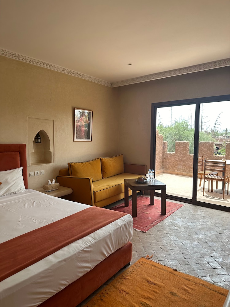 ROOM, DOUBLE BED