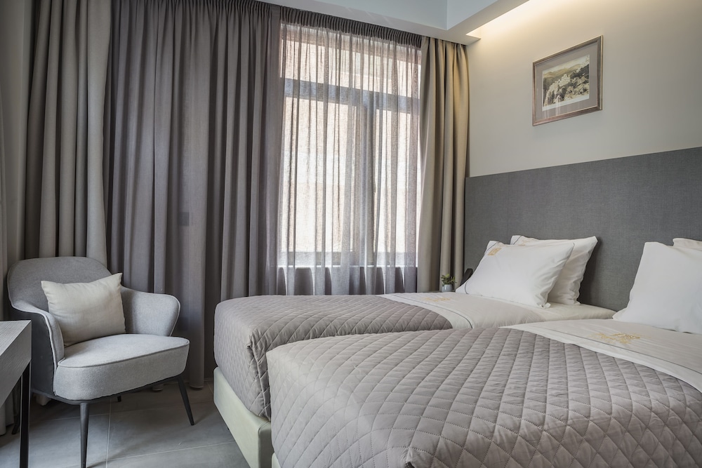 SUPERIOR, DOUBLE OR TWIN BED