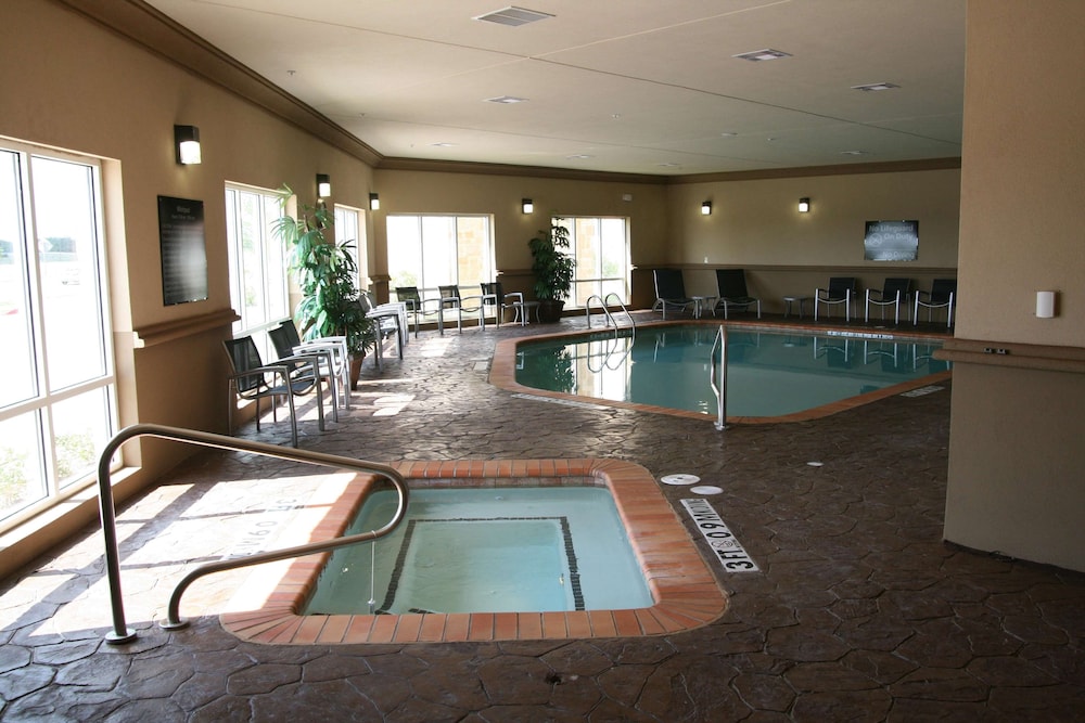 Hampton Inn and Suites Cleburne 36/78