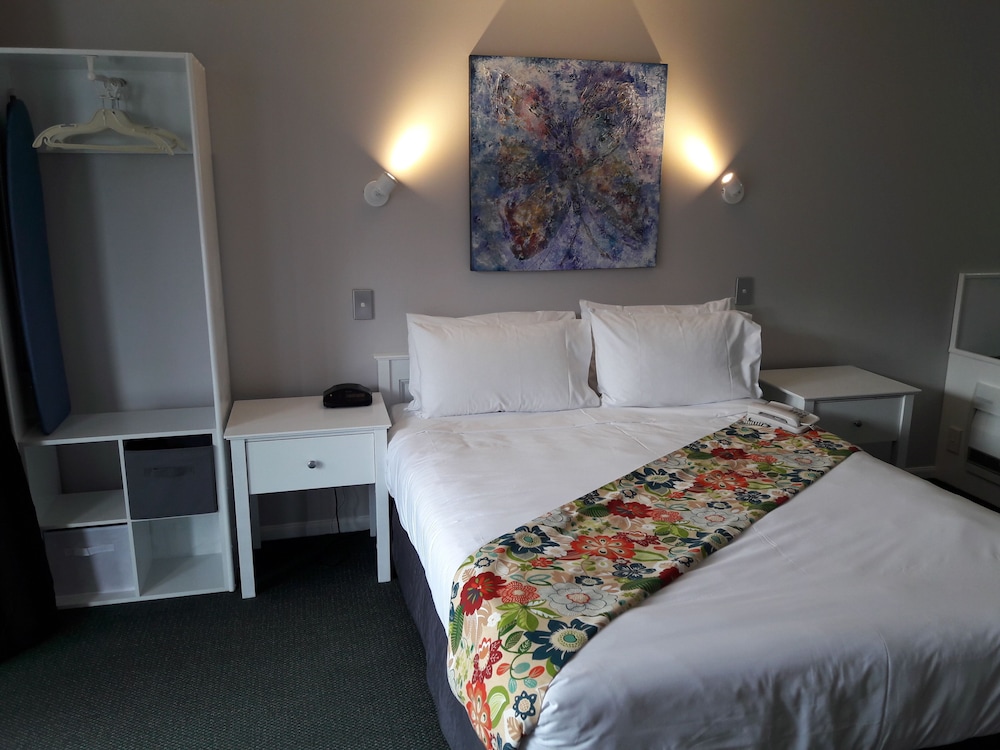 Colonial Lodge Motel 14/28
