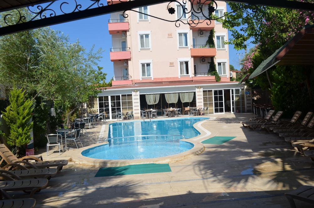Megas Hotel 7/45