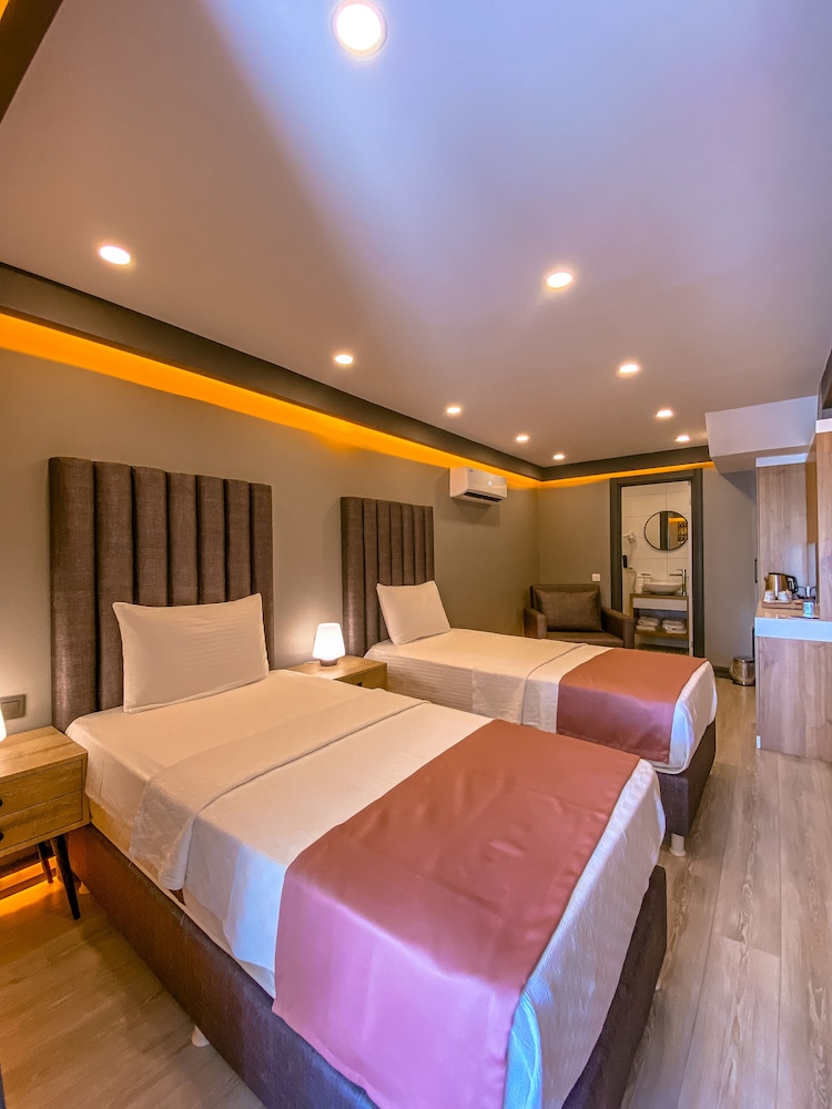 Lopera Deluxe Hotel 12/41