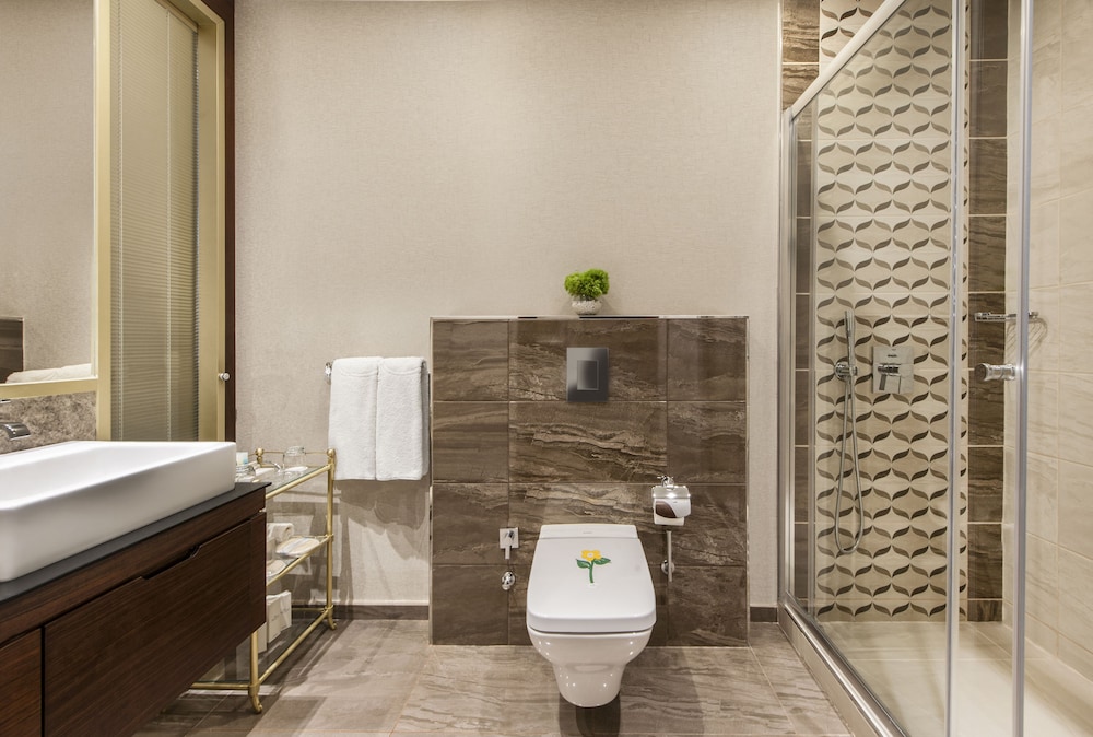 غرفة بريميوم بسريرين منفصلين، Elite World Grand Istanbul Basin Ekspres Hotel 2/3
