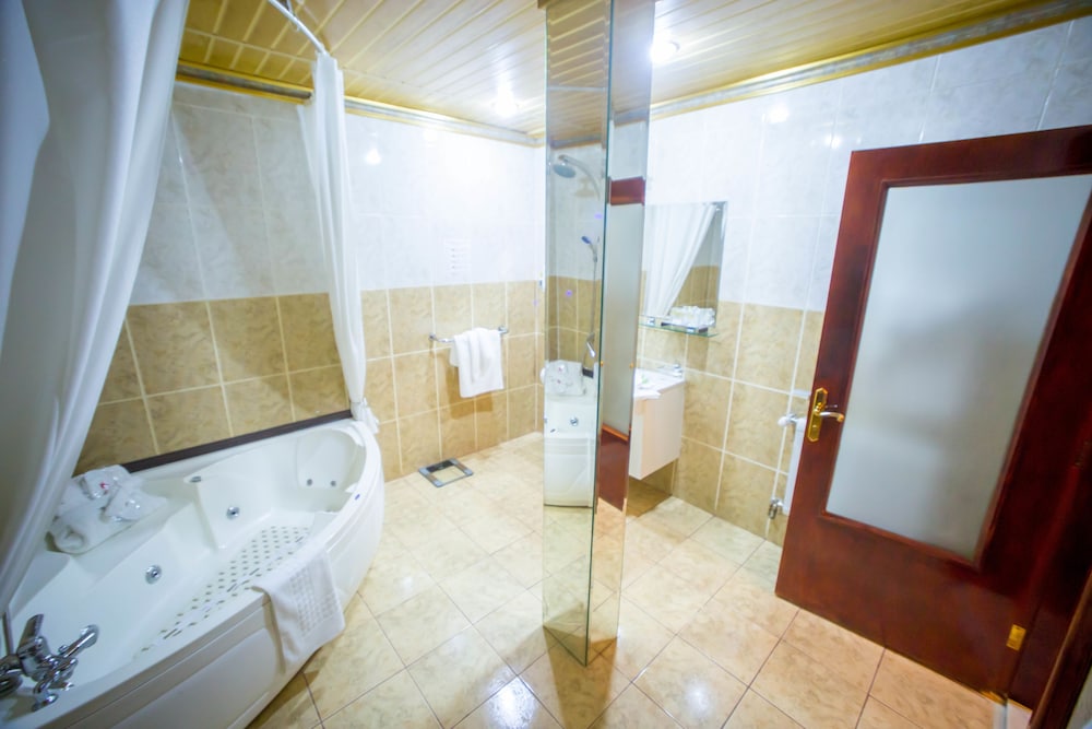 Bucharest Comfort Suites 28/66
