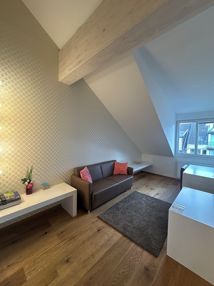 Helvetia Suites 33/52