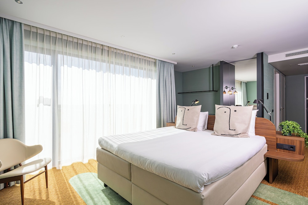 DELUXE, KING BED