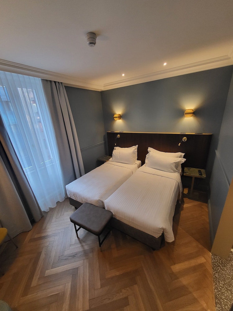 DELUXE, DOUBLE OR TWIN BED