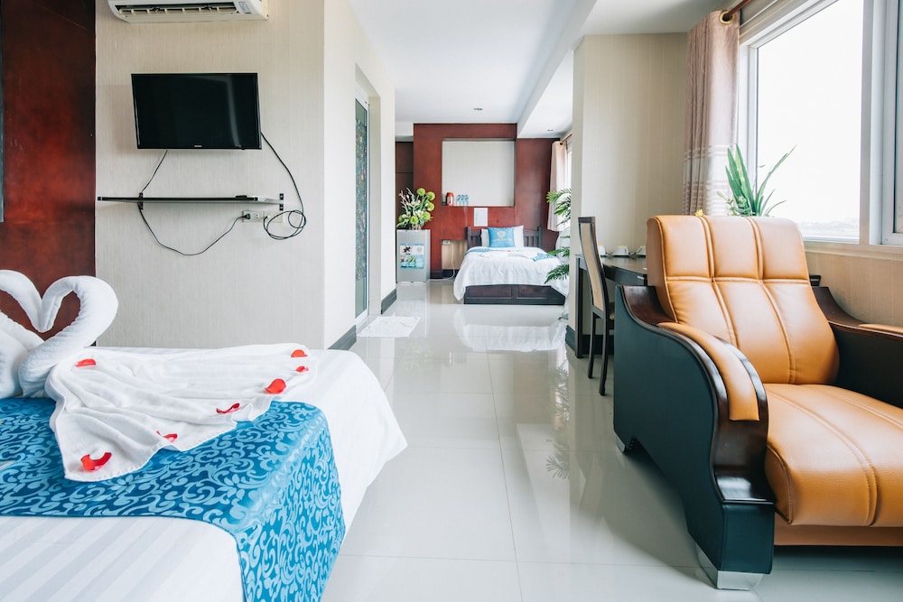 V Hotel 24/51
