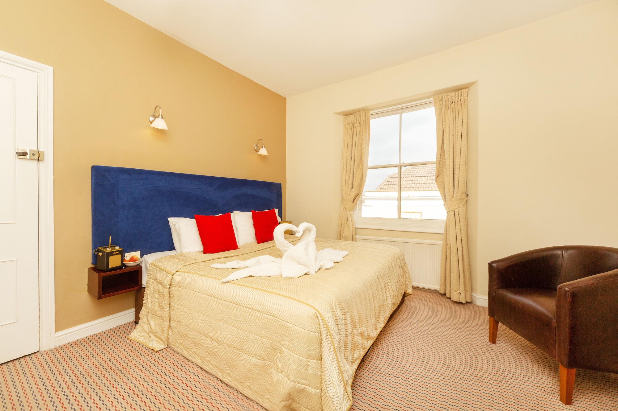 ROOM, TWIN BEDS