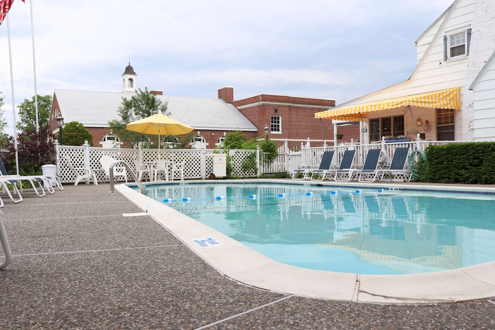 Admiral Motel 60/64