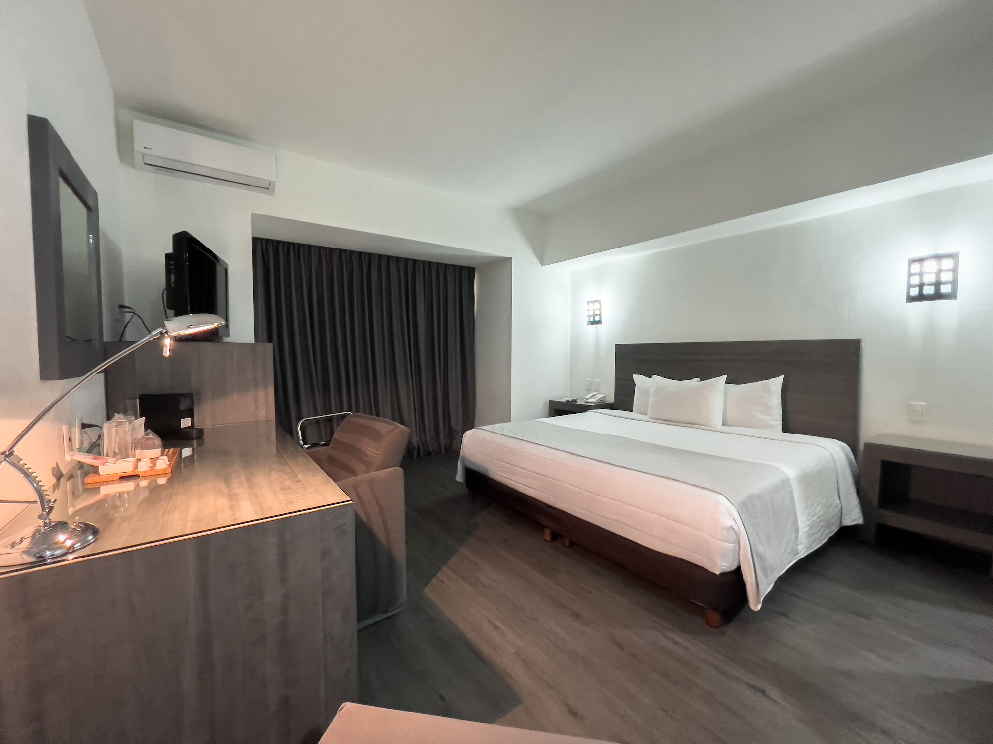 ROOM, KING BED, STREET VIEW