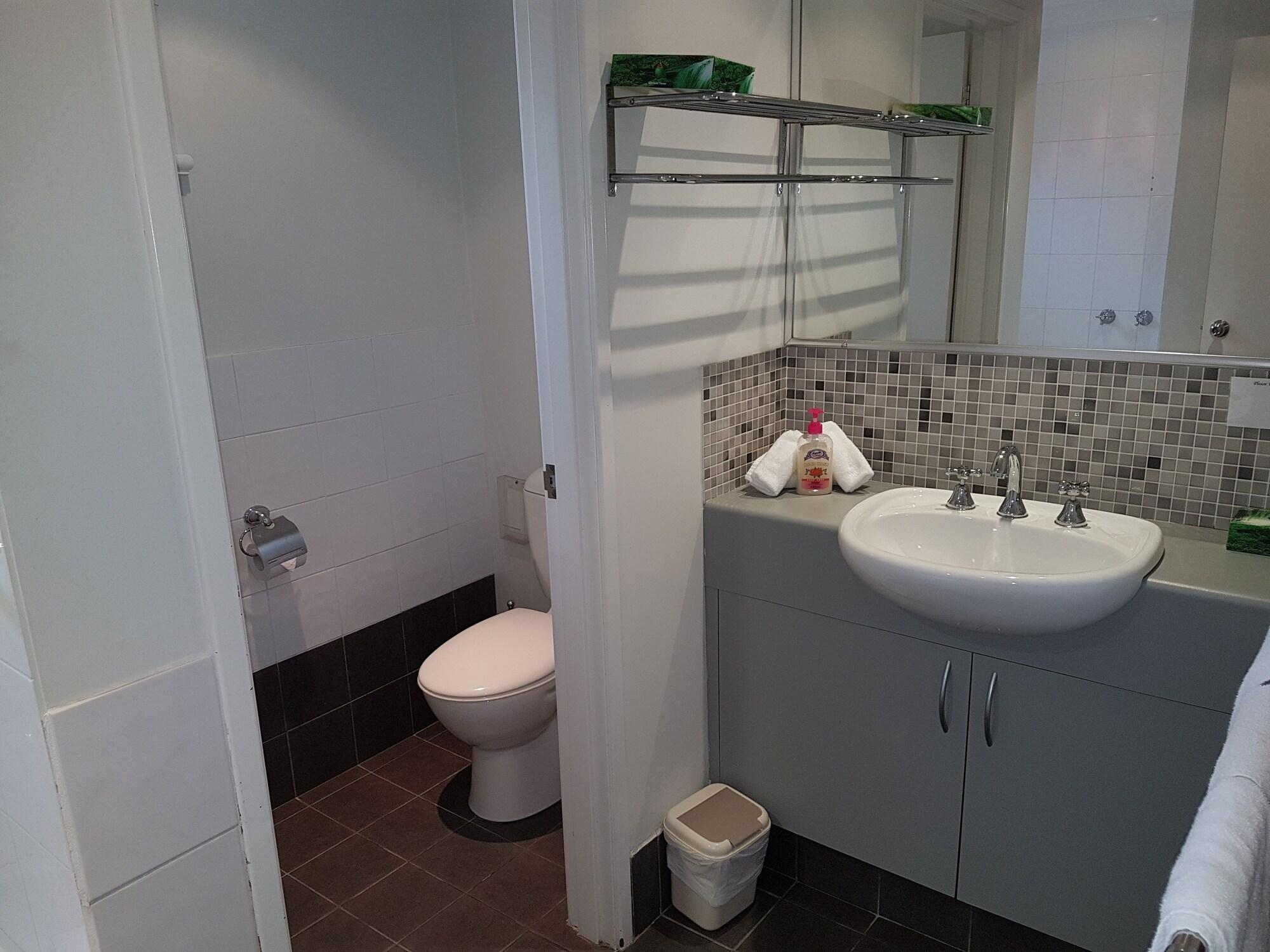 ADAMSONS RIVERSIDE ACCOMMODATION 90/100