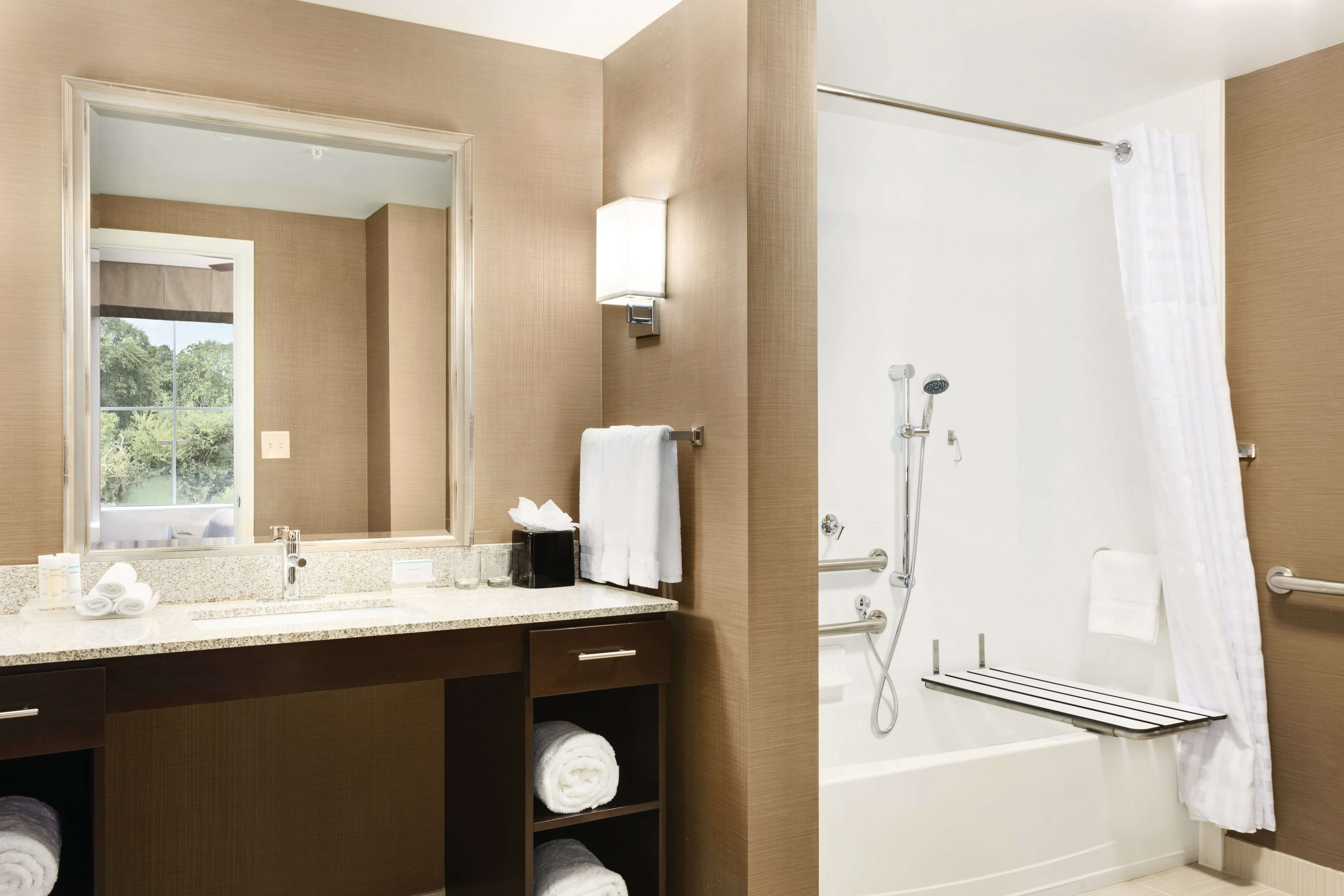 SUITE, KING BED, ACCESSIBLE