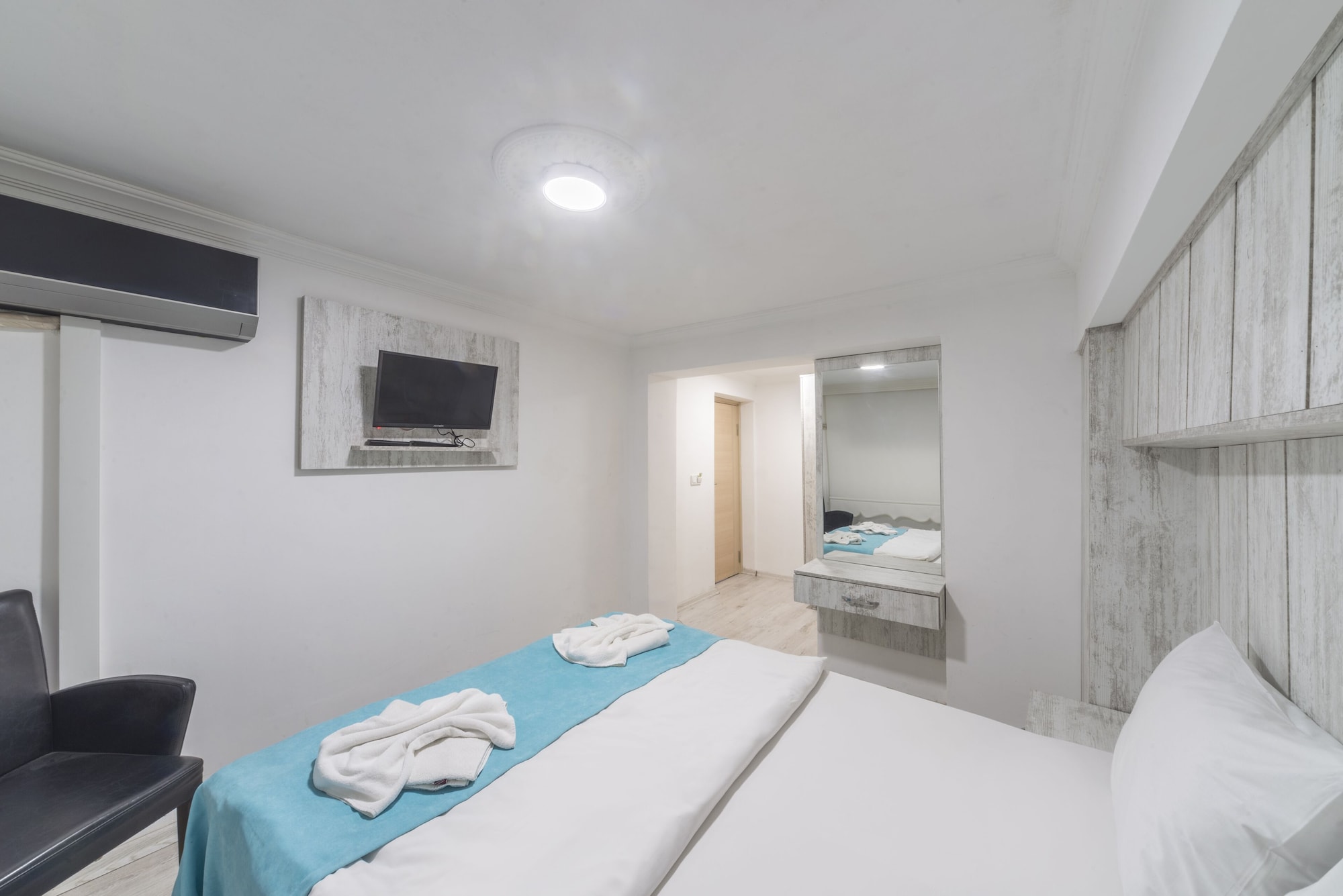 ECONOMY, DOUBLE OR SINGLE BED
