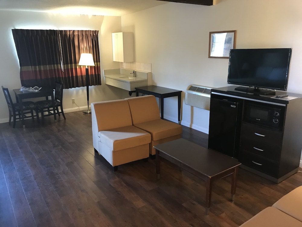 Manhattan Inn & Suites 16/24