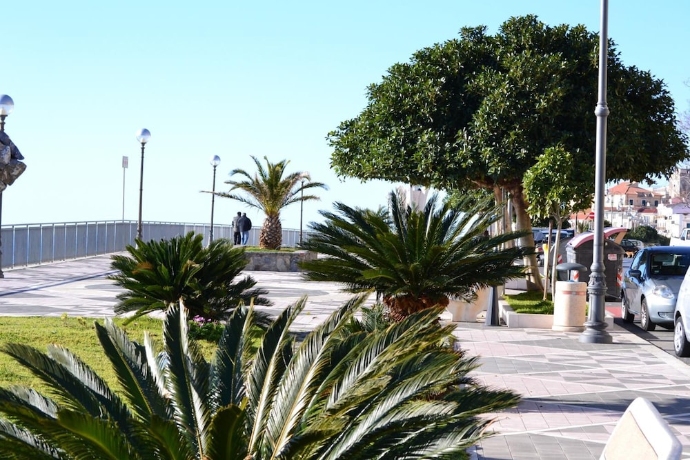 Beach Hotel 35/43