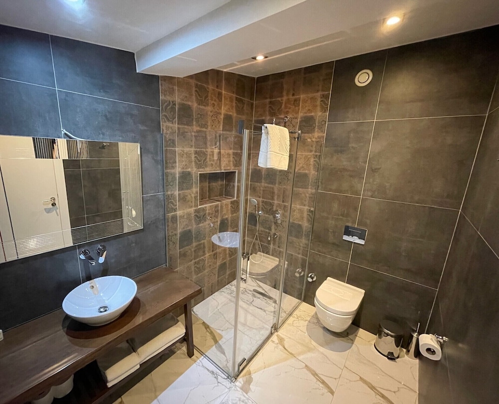 Feri Suites 49/50