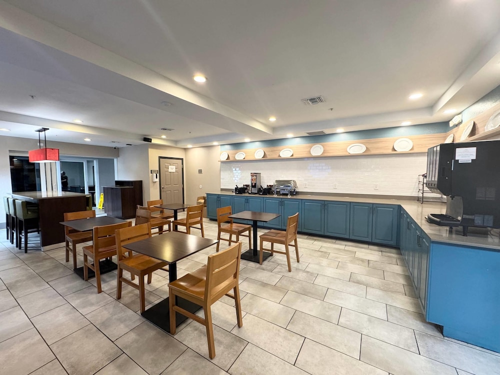 Country Inn & Suites by Radisson, Port Charlotte, FL 23/30