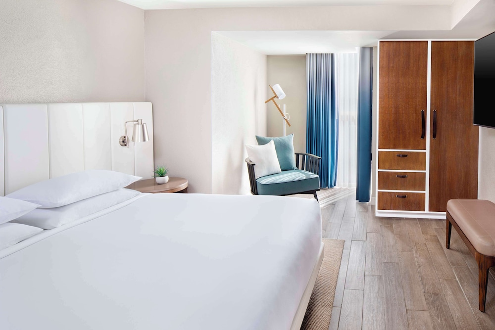 Family Suite, King Bed, Resort View