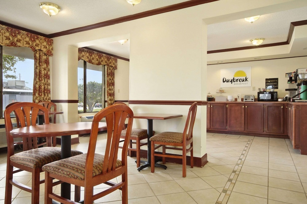 Days Inn & Suites by Wyndham Mobile 30/38