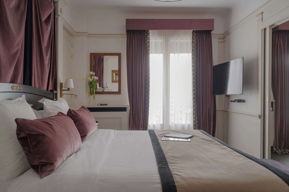 AVENUE, SUITE