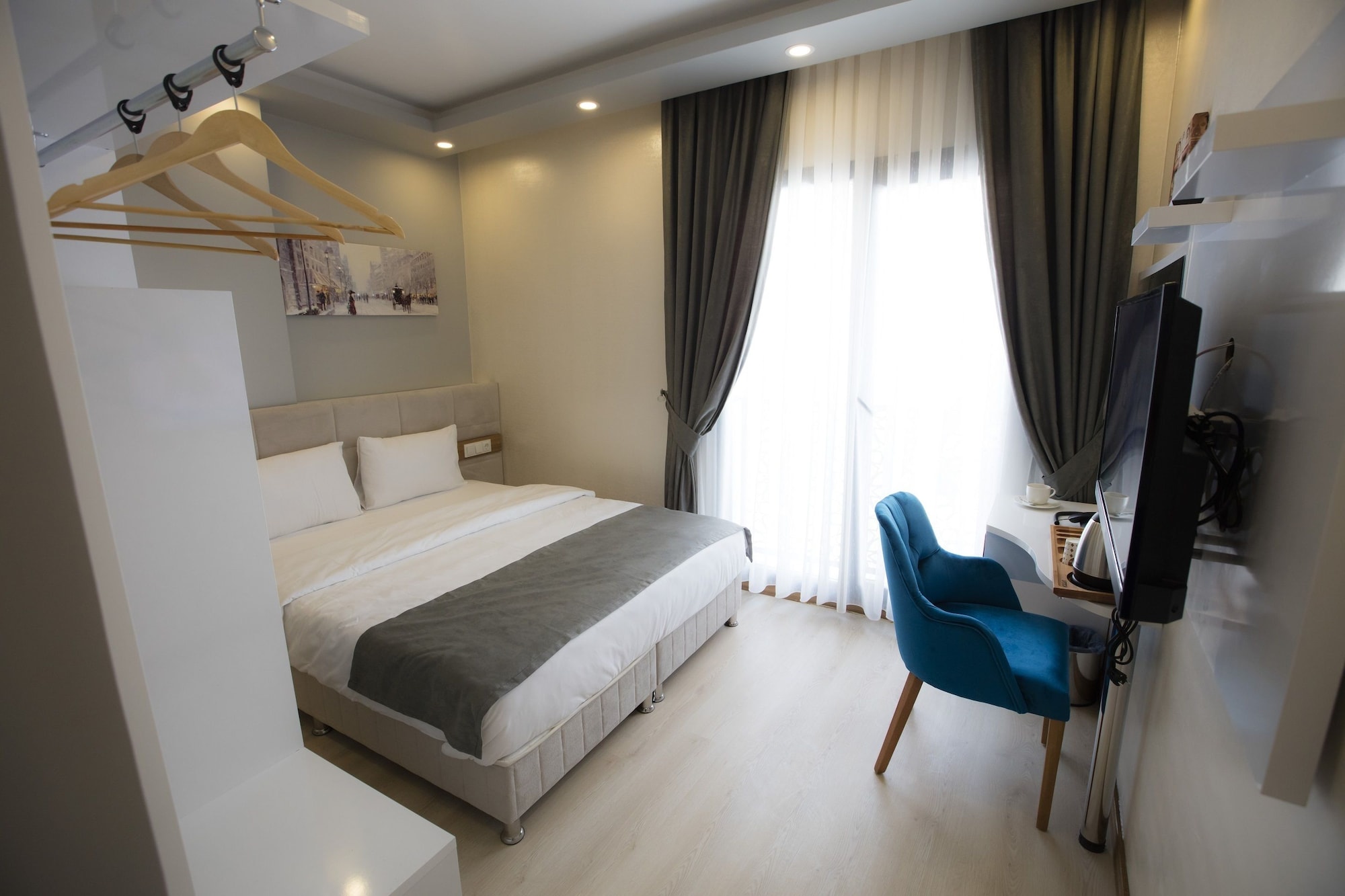 DELUXE, DOUBLE OR TWIN BED, CITY VIEW