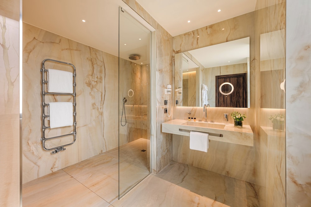 EXECUTIVE, SUITE