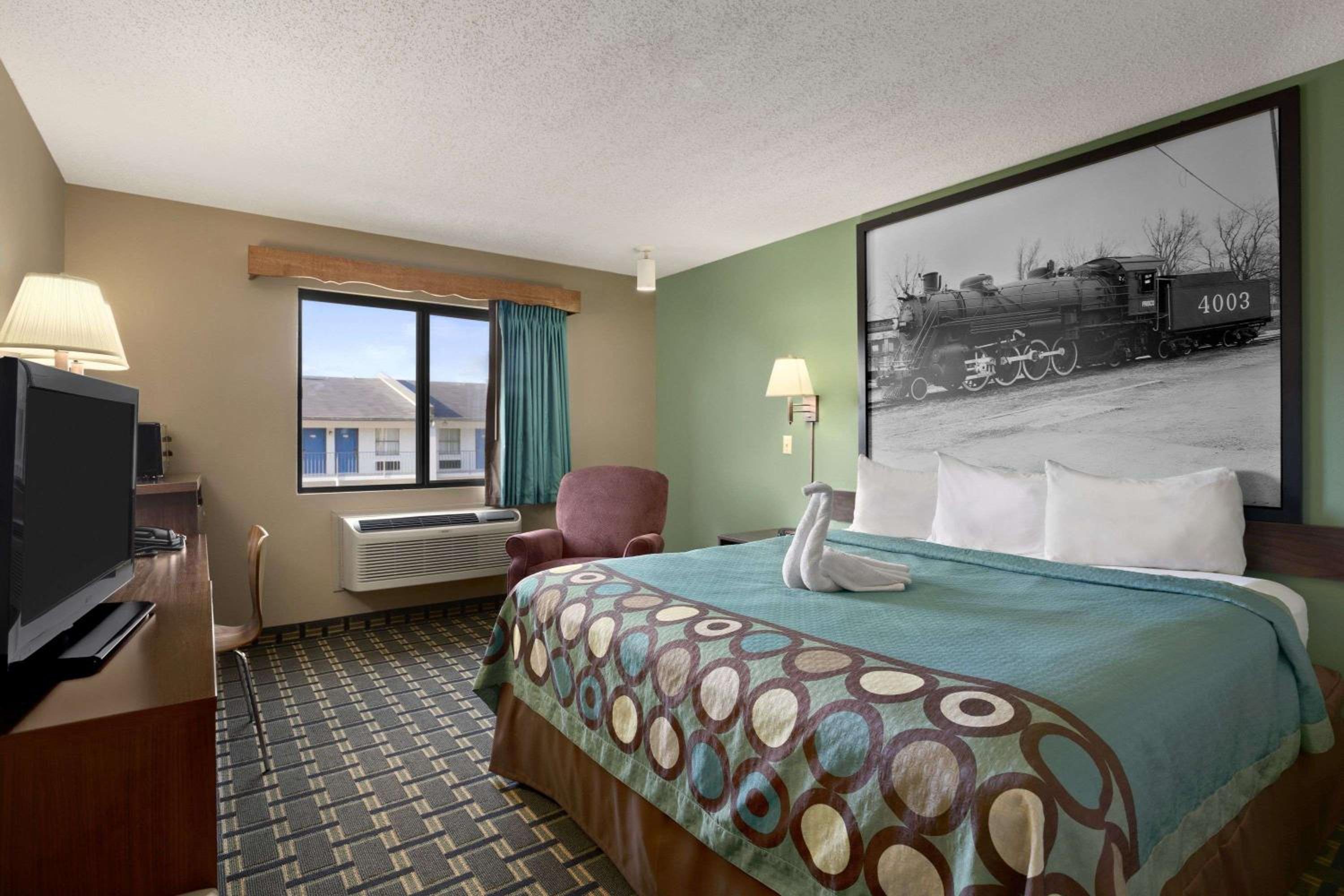 Super 8 By Wyndham Russellville 8/26